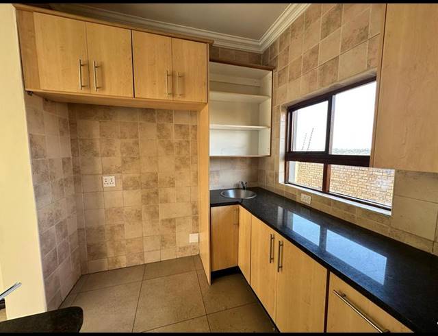 6 BEDROOM HOUSE FOR SALE IN THATCHFIELD